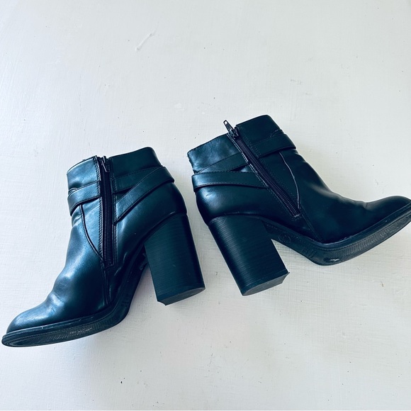 Aldo Black faux leather Buckle Strap Ankle Boots size 7.5 - Picture 4 of 11